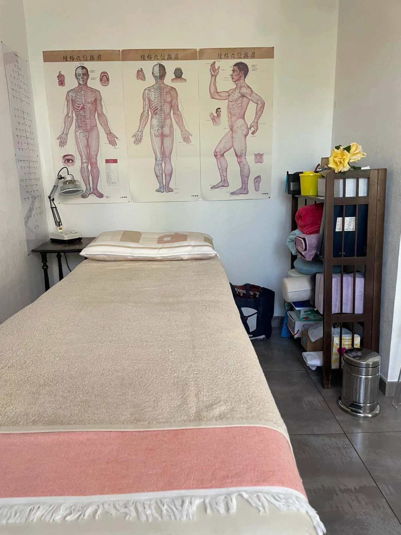 Table de soin et planches d'acupuncture chinoises