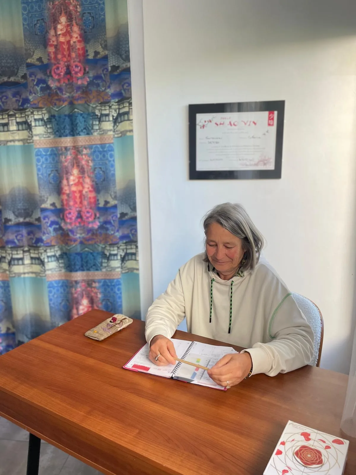 Catherine Fonteneau consultant ses notes au Cabinet des Roses